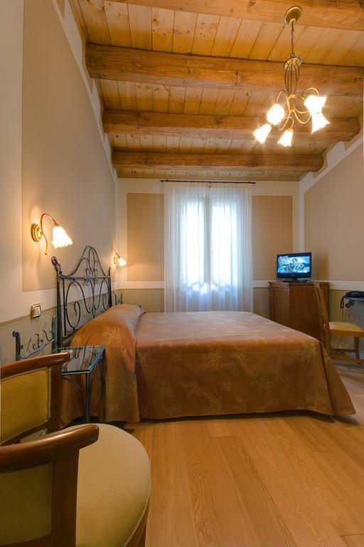 Bed and Breakfast Il Vicolo Relais Sirolo Habitación foto